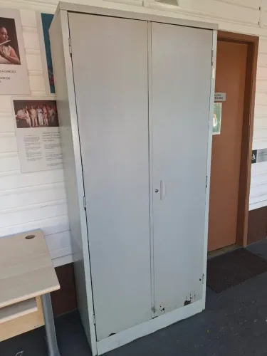 Armário de Aço Cinza com Duas Portas