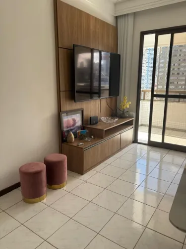 Vendo mesa com 4 cadeiras 2pufs jogo de panelas tampa de vidros,.