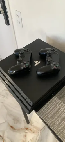 Ps4 pro com 2 controles
