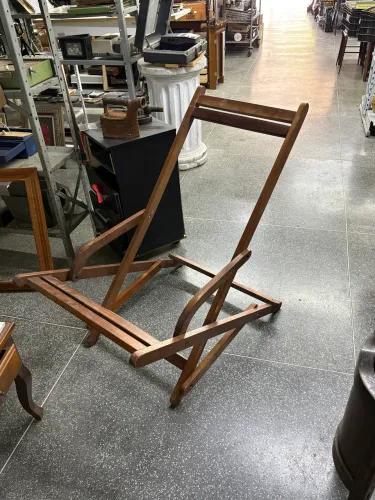 Espreguiçadeira dobrável faltando o tecido