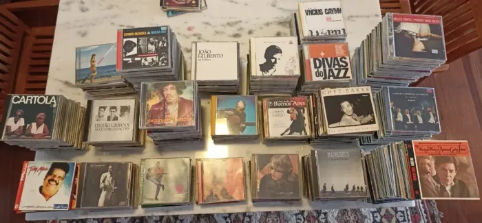 Coleção de CDs: variados e conservadíssimos
