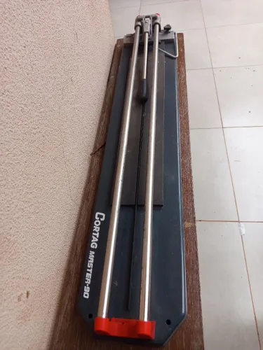 Vendo riscadeira e desempenadeira elétrica Menegotti