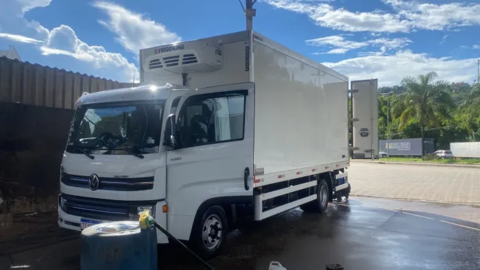 Caminhão 3/4 baú refrigerado frigorífico