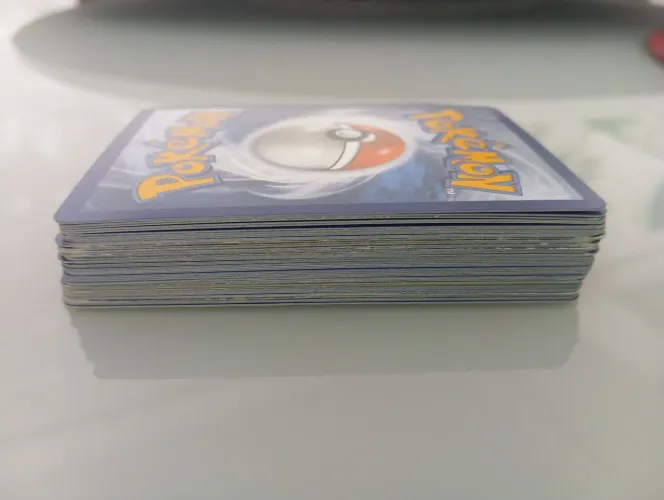 47 cartas pokémon,com 10 brilhantes,6 cartas tipo fada e uma promo