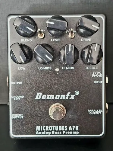 Pedal Préamp+DI e drive para baixo