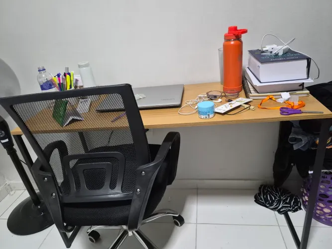 Vendo mesa e cadeira
