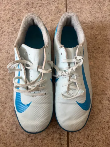 Chuteira society Nike Mercurial Vapor 16 Club (na cor Azul Glaciar/Azul Orbit) tamanho 39