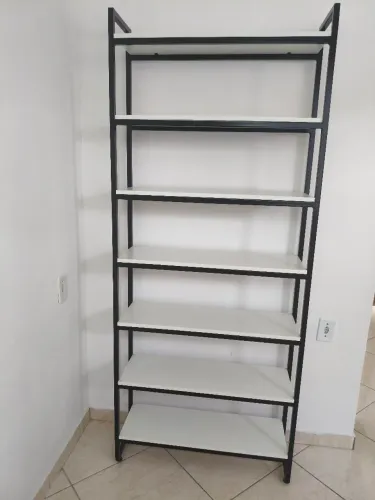 Estante com estrutura de aço e prateleiras em MDF