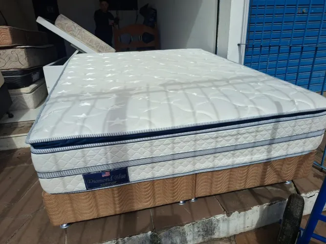 Cama box QUEEN com colchão. Pouquíssimo uso!