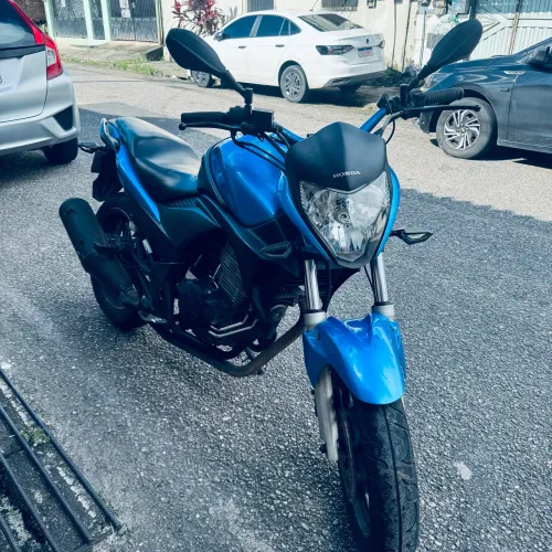 Vendo CB 300 top de linha.