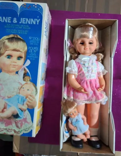 Boneca importada Jane e Jenny (Mãezinha)