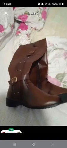 Bota marrom estilo montaria