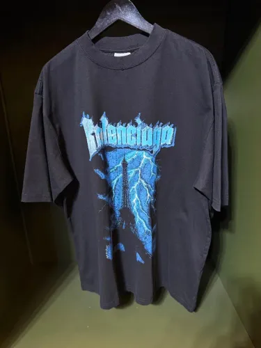 CAMISETA BALENCIAGA - PRETA/TORRE - TAM -M/L
