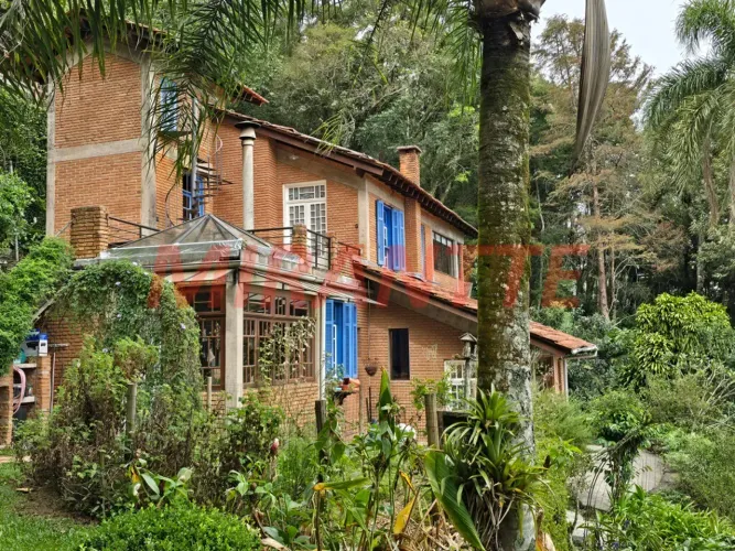 Sobrado para venda possui 300 metros quadrados com 3 quartos em Roseira - Mairiporã - SP