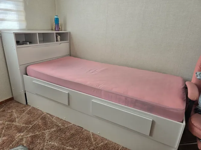 Cama de solteiro branca com baú e auxiliar