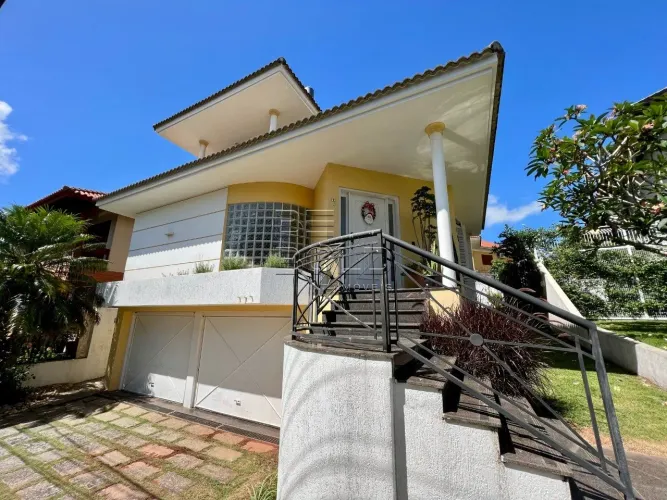 Casa com piscina e 3 dormitórios em Coqueiros