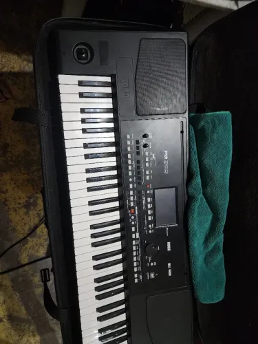 TECLADO KORG PA 300