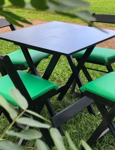 Jogo de mesa 70x70 com 4 cadeiras em madeira dobráveis estofadas (verde)