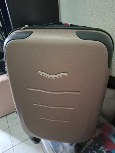 Mala pra vender, ótima para viagens e espaçosa, só precisa trocar duas rodas e as alças.