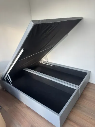 Cama Box Queen Baú Blindado - Courino, Pistão a Gás e Acabamento Premium