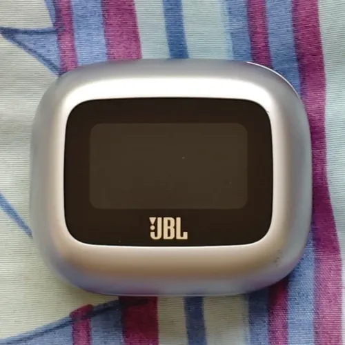 JBL Live Beam 3 (detalhe no estojo)
