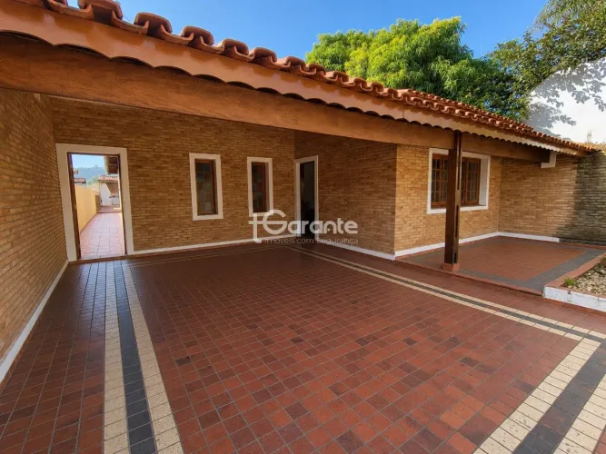 Casa para alugar em Atibaia, localizada em bairro de alto padrão, com 3 dormitórios sendo