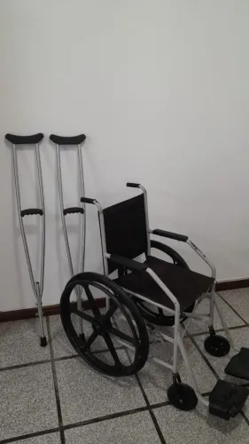 Cadeira de rodas dobrável / Par de Muletas