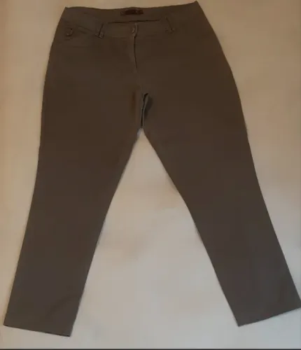 Calça Fashion SEIKI em Brim de qualidade, cor Marron em tom verde, tamanho 44.