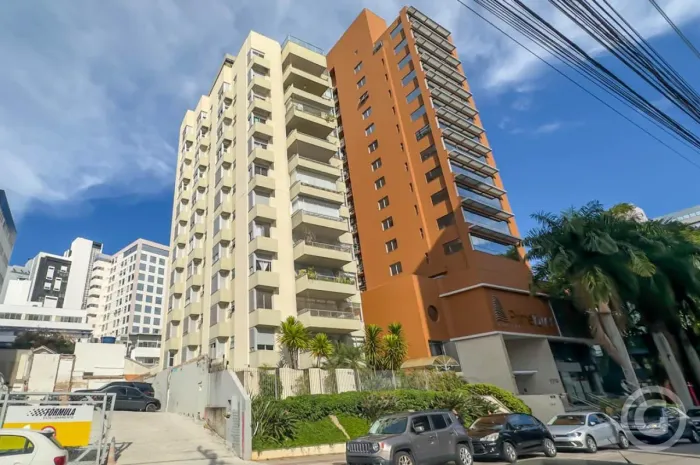 Apartamento semimobiliado e espaçoso no Centro de Florianópolis