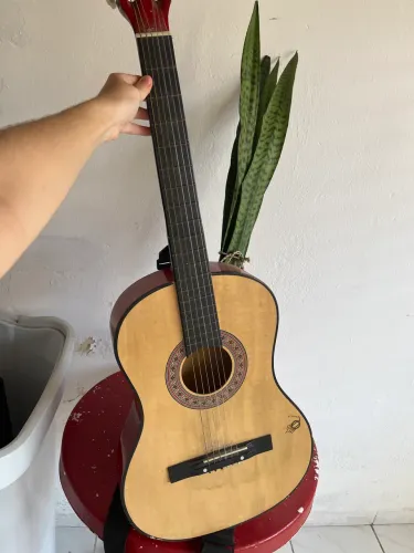 Violão SEMI-NOVO em bom estado