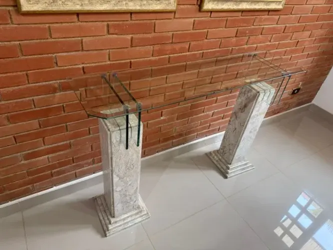 Aparador de Vidro com Base de Colunas em Mármore Boticino / Travertino