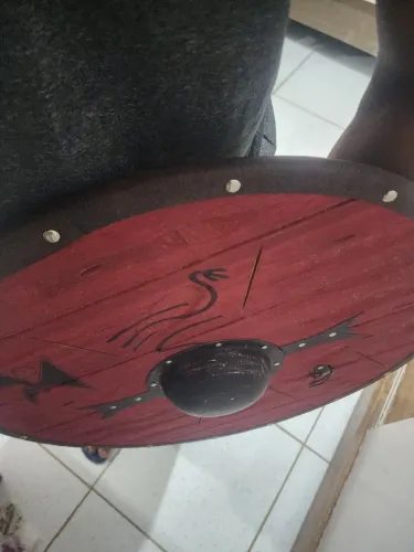 Vendo machado e escudo viking