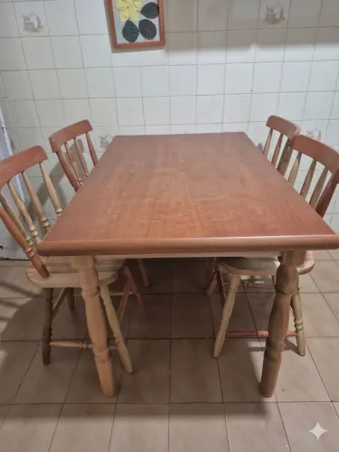 Mesa de madeira 4 cadeiras. Super nova. Menos de 6 meses de uso