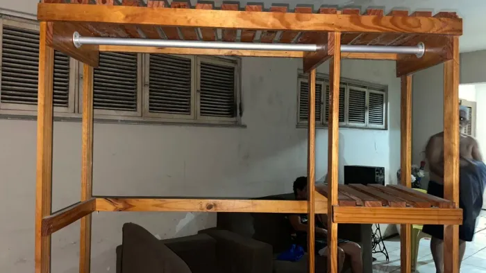 Móvel de madeira gigante