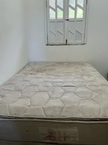 VENDO COLCHÃO DE CASAL COM BASE - R$ 200,00