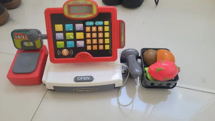 Vende-se brinquedo caixa de supermercado