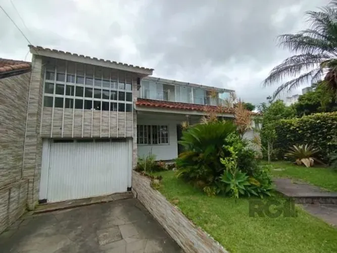 Casa em Porto Alegre, no bairro Ipanema, com 6 dormitório(s), e 6 banheiros, par