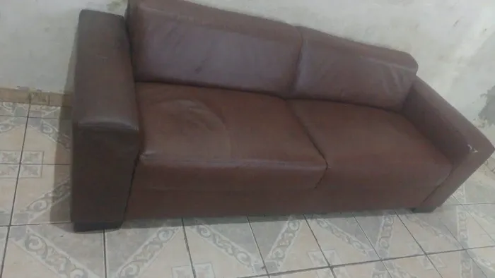 Sofá grande em courino