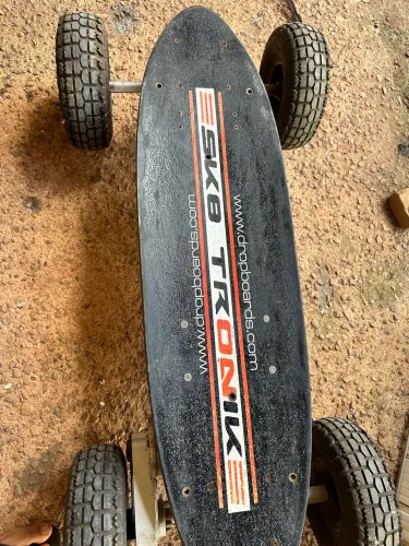 Skate elétrico, novo pouco usado, vai controle ? e carregador junto.