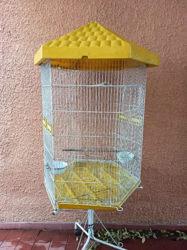 Gaiola sextavada grande( altura 2,10cm seminova, precisando realizar a troca de 01 rodinha