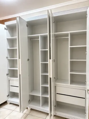 VENDE-SE GUARDA-ROUPA