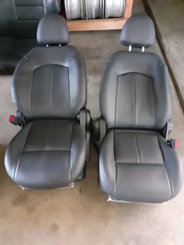 Bancos e forros de porta Nissan March 2019