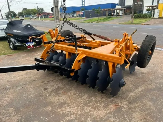 Grade Aradora Tatu 20 Discos c/ Pneus p/ Transporte