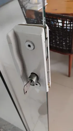 INSTALAÇÃO E MANUTENÇÃO DE FECHADURAS PORTAS E JANELAS DE VIDRO