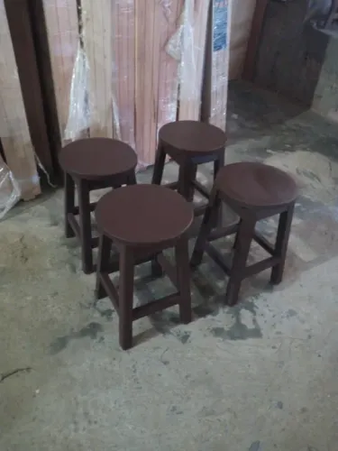 Banco feito com madeira maciça