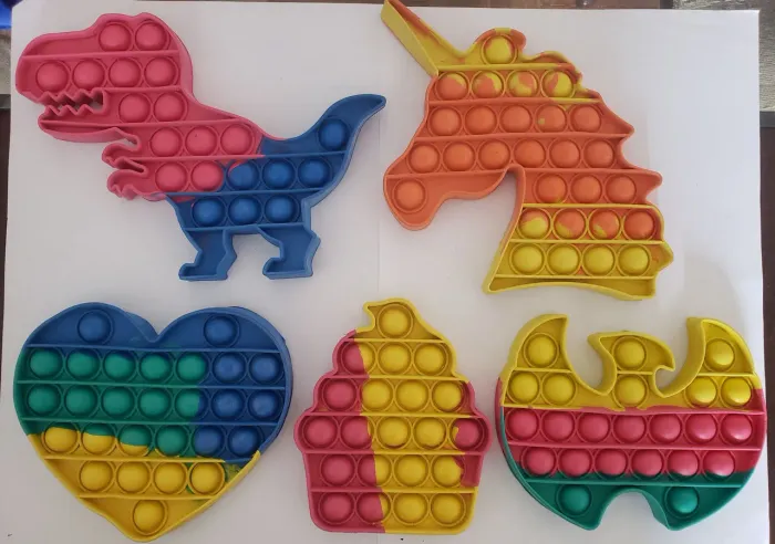 Brinquedo pop it diversas cores e modelos 