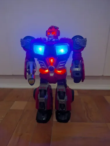 Robô Transformer com Luzes e Efeitos Sonoros