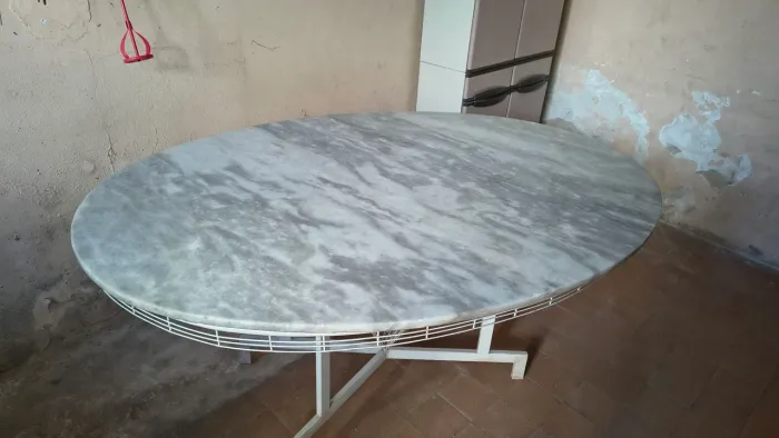 Mesa de Mármore Oval com alguns detalhes.