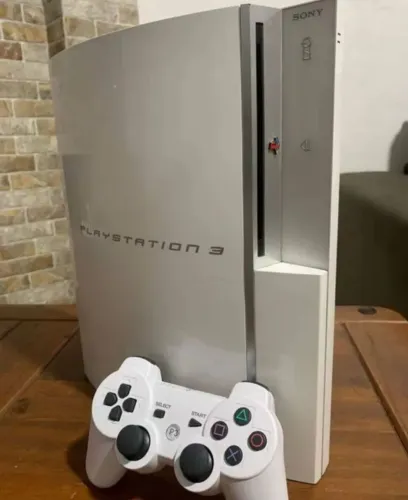 PS3 FAT EDIÇÃO BRANCO DESBLOQUEADO LASER FUNCIONANDO PERFEITAMENTE. CONTROLE JOGO INCLUSO