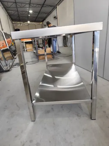 Bancada de Inox Desmontável - Prateleira Lisa Inclusa, Ideal para Cozinhas e Laboratórios